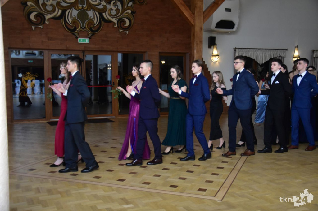 Studniówka Szkoły ZDZ w Komaszycach. Piękny, kameralny bal! [wideo, zdjęcia]