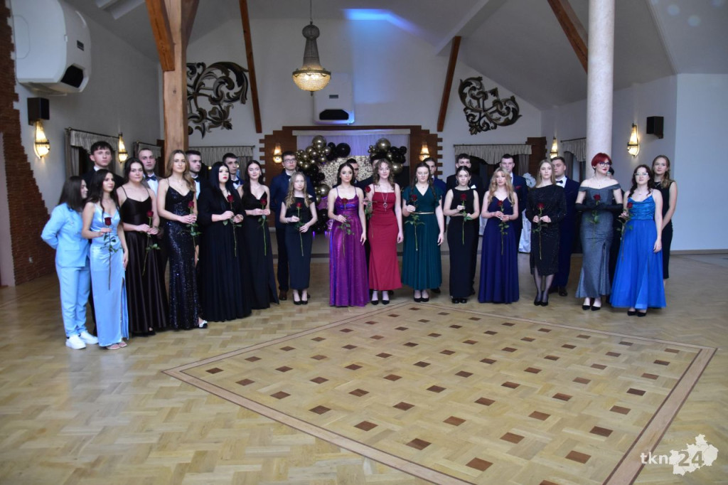 Studniówka Szkoły ZDZ w Komaszycach. Piękny, kameralny bal! [wideo, zdjęcia]