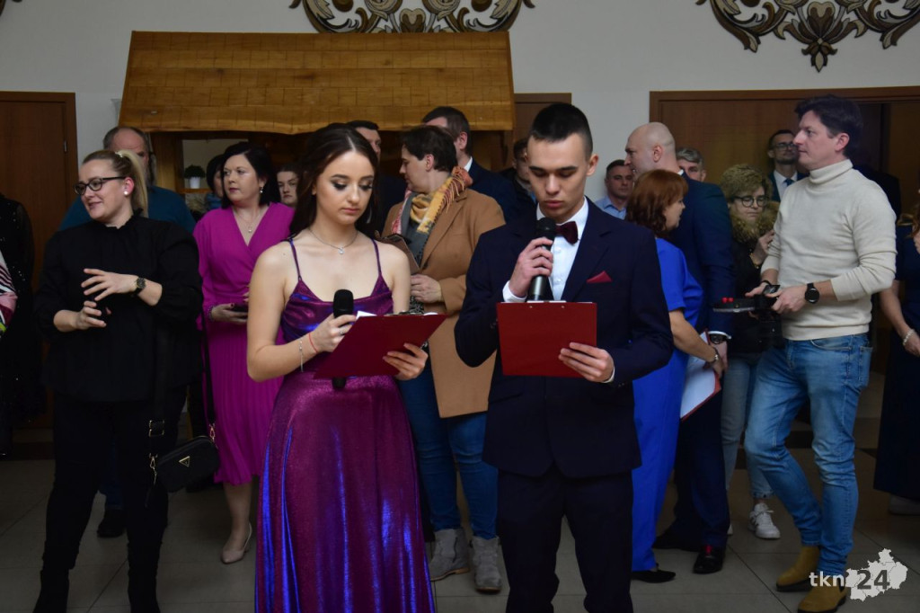 Studniówka Szkoły ZDZ w Komaszycach. Piękny, kameralny bal! [wideo, zdjęcia]