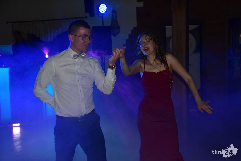 Studniówka Szkoły ZDZ w Komaszycach. Piękny, kameralny bal! [wideo, zdjęcia]