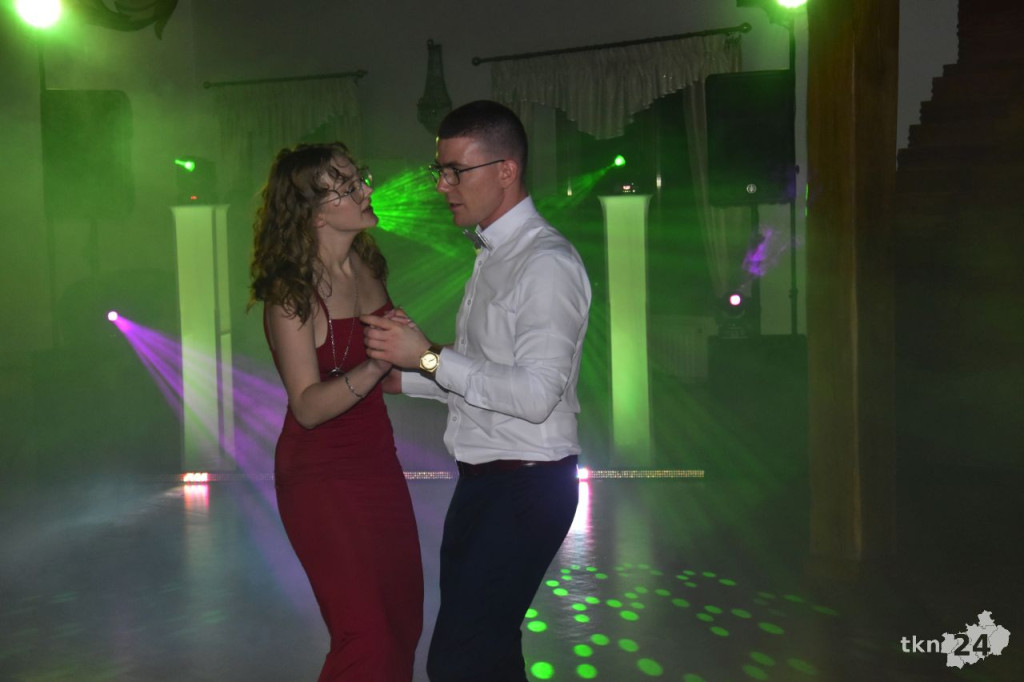Studniówka Szkoły ZDZ w Komaszycach. Piękny, kameralny bal! [wideo, zdjęcia]