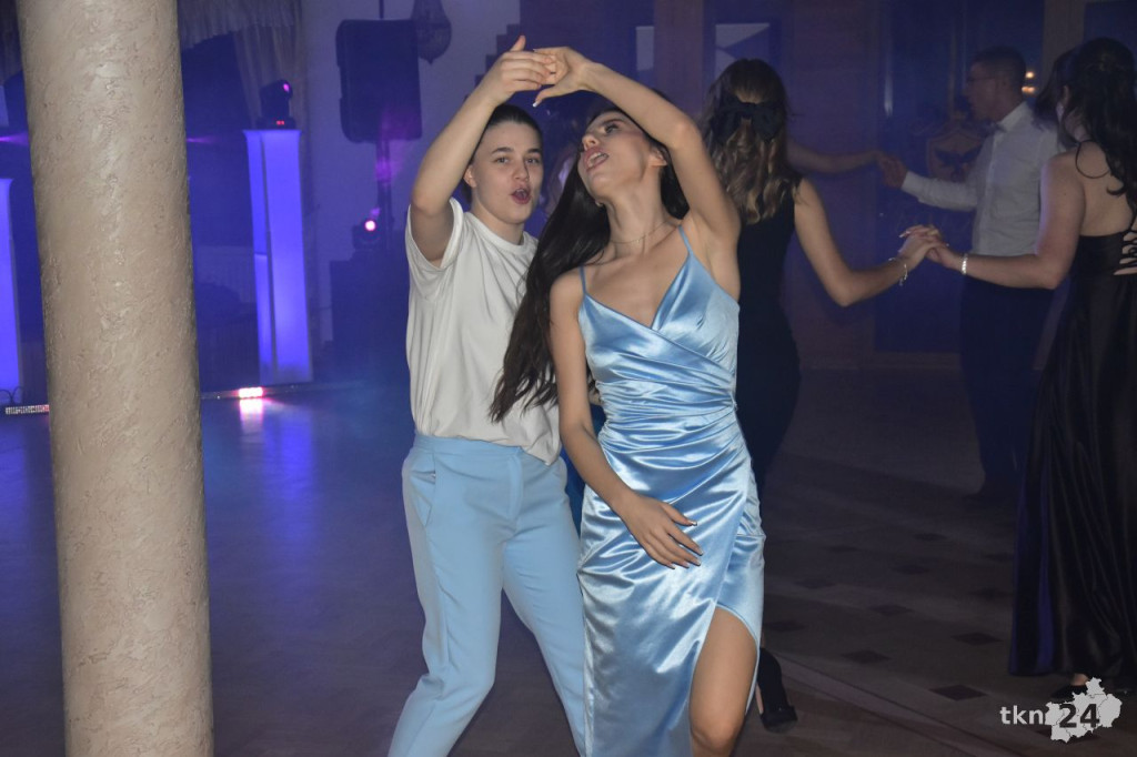 Studniówka Szkoły ZDZ w Komaszycach. Piękny, kameralny bal! [wideo, zdjęcia]
