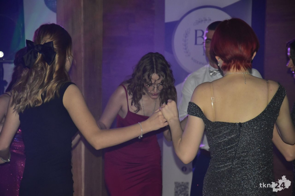 Studniówka Szkoły ZDZ w Komaszycach. Piękny, kameralny bal! [wideo, zdjęcia]