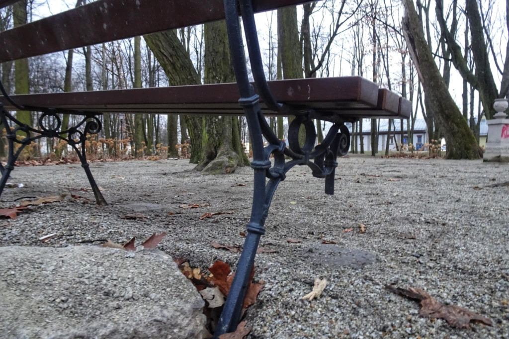 Wandalizm w Parku Miejskim w Końskich. Sprawca poszukiwany [wideo, zdjęcia]