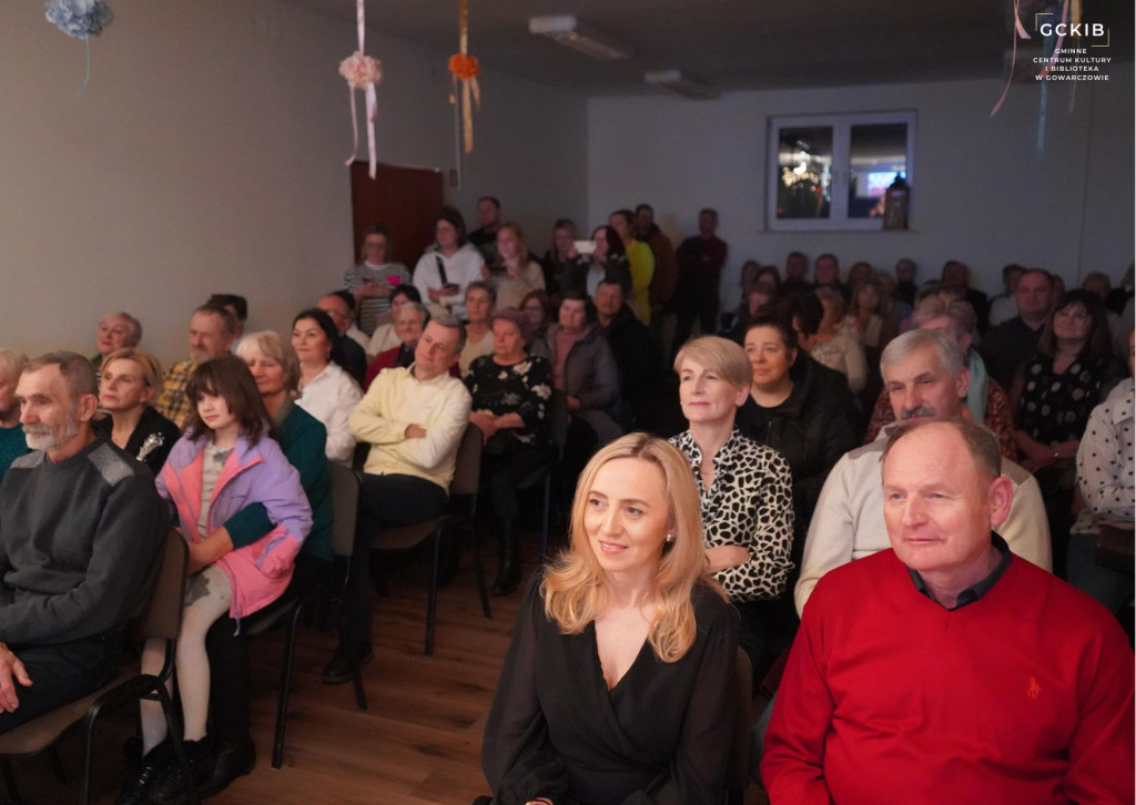`Żeby życie miało ręce i nogi`. Przedstawienie na Dni Babci i Dziadka w Gowarczowie [zdjęcia]