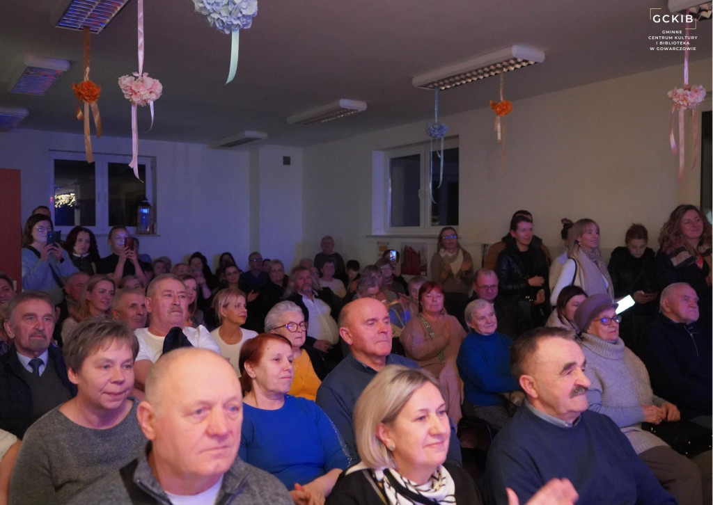 `Żeby życie miało ręce i nogi`. Przedstawienie na Dni Babci i Dziadka w Gowarczowie [zdjęcia]