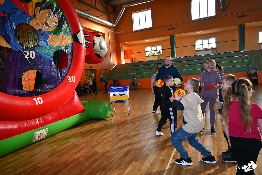 Aktywne ferie w Radoszycach. Dzieje się w hali sportowej [wideo, zdjęcia]