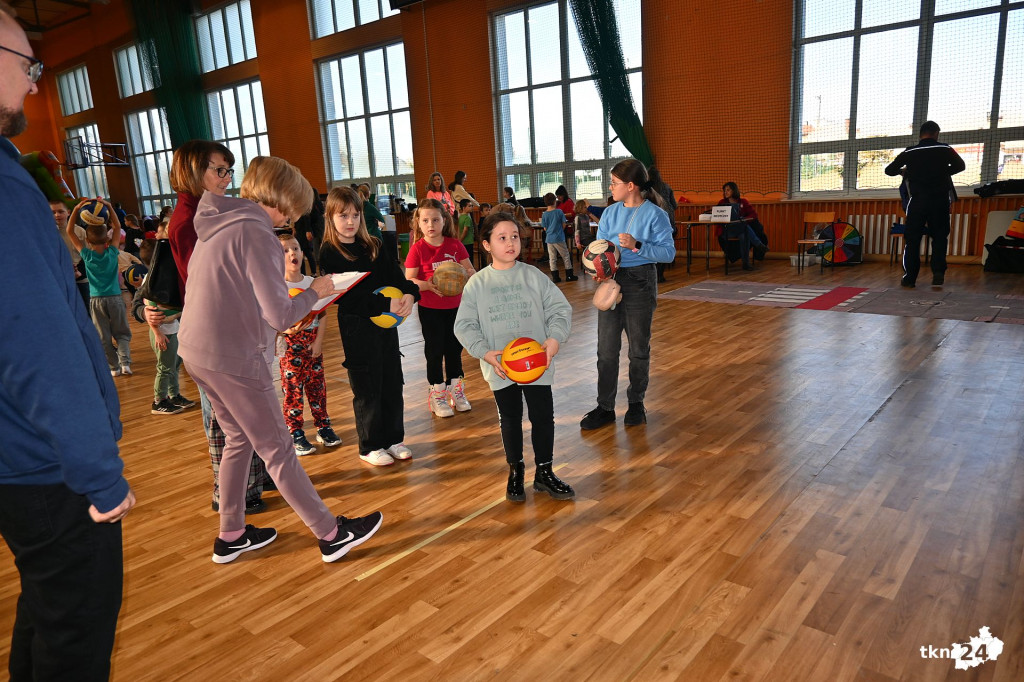 Aktywne ferie w Radoszycach. Dzieje się w hali sportowej [wideo, zdjęcia]