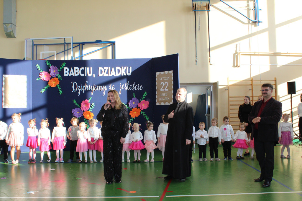 Dzieci z gminy Smyków doceniły babcie i dziadków [zdjęcia]
