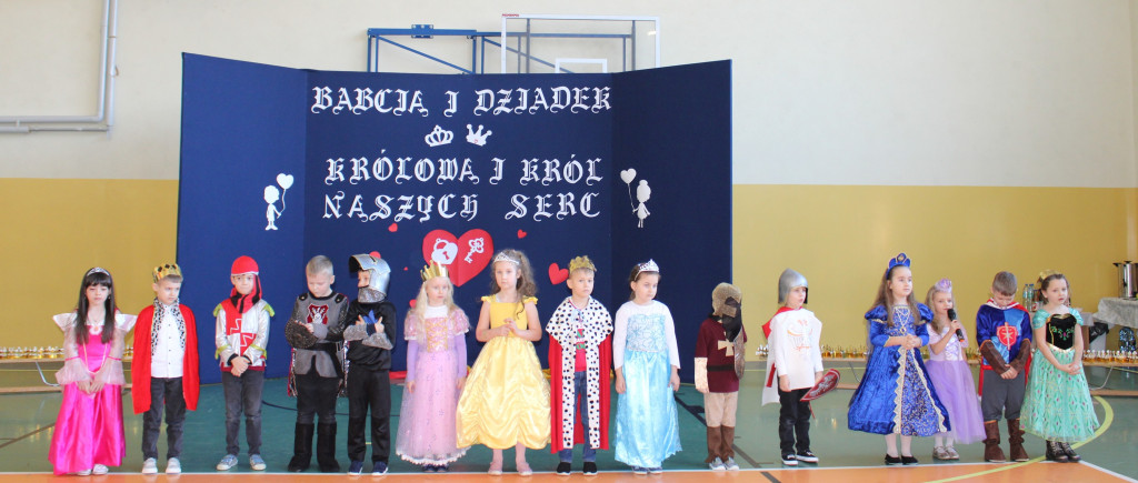 Dzieci z gminy Smyków doceniły babcie i dziadków [zdjęcia]