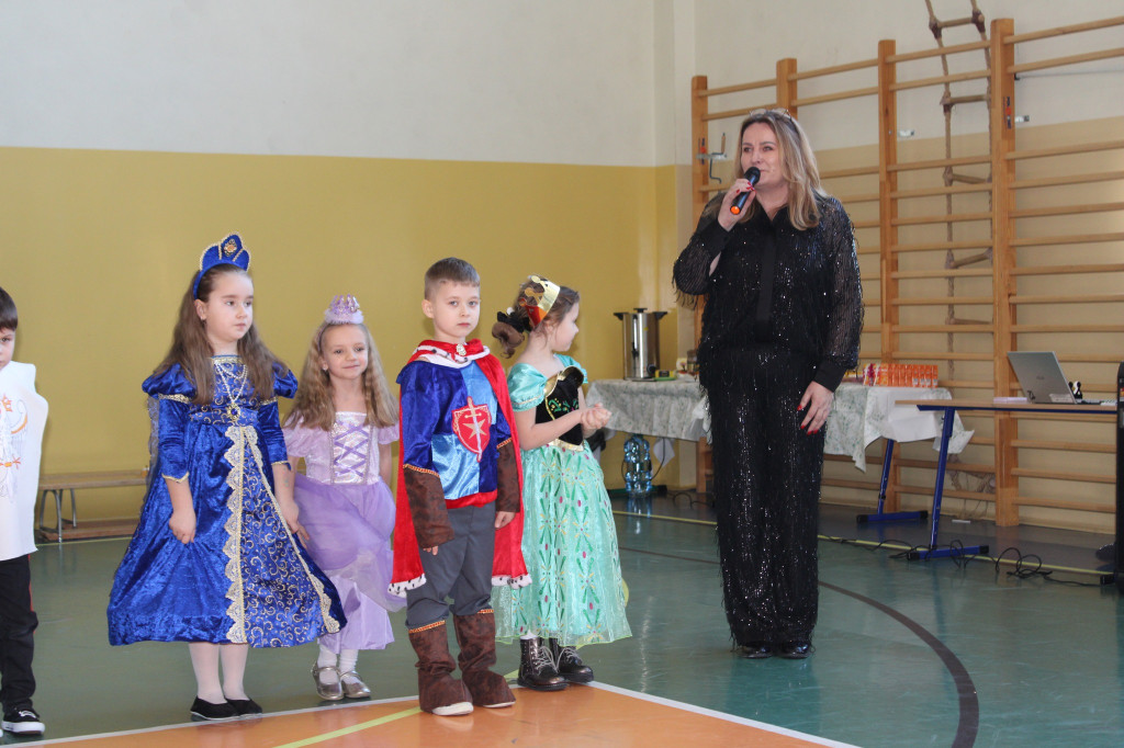 Dzieci z gminy Smyków doceniły babcie i dziadków [zdjęcia]