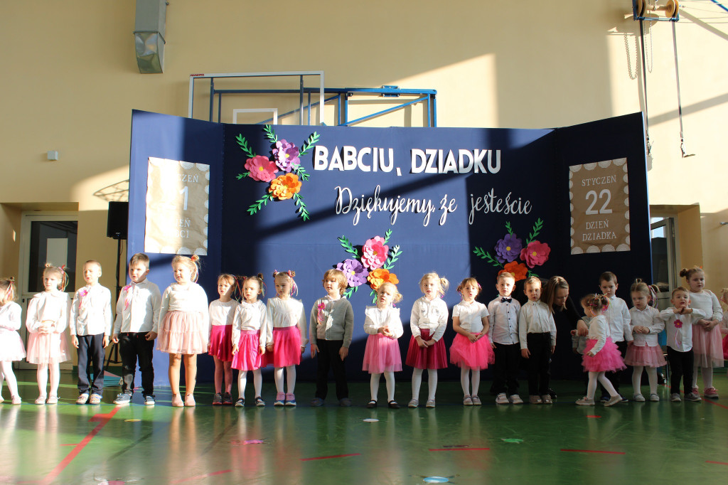Dzieci z gminy Smyków doceniły babcie i dziadków [zdjęcia]