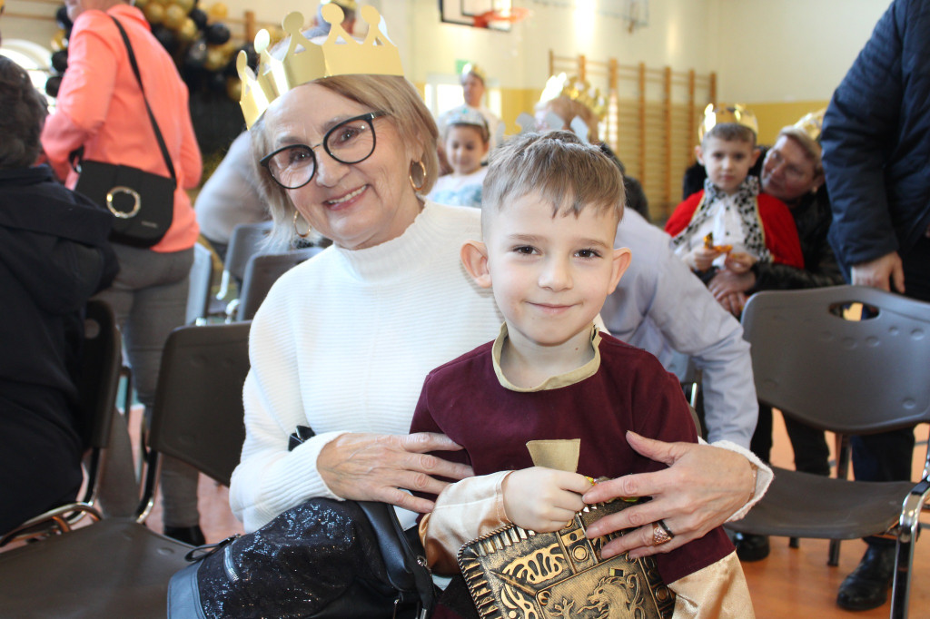Dzieci z gminy Smyków doceniły babcie i dziadków [zdjęcia]