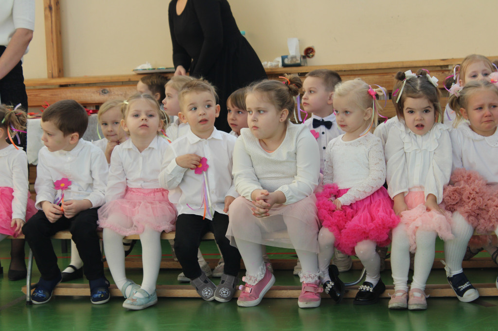 Dzieci z gminy Smyków doceniły babcie i dziadków [zdjęcia]
