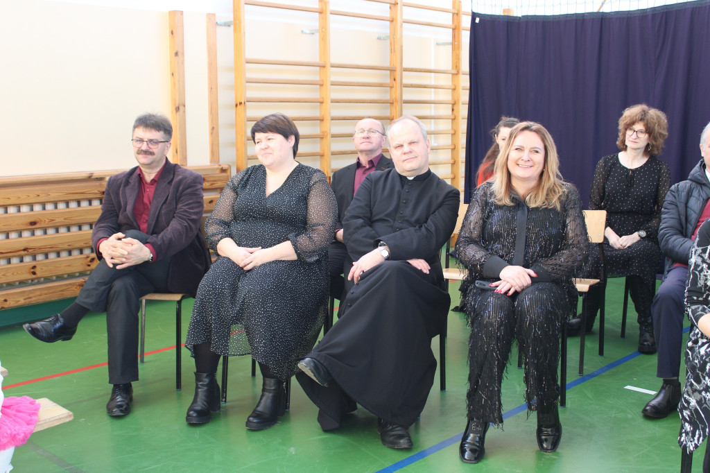 Dzieci z gminy Smyków doceniły babcie i dziadków [zdjęcia]