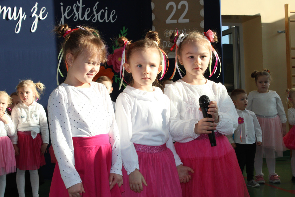 Dzieci z gminy Smyków doceniły babcie i dziadków [zdjęcia]