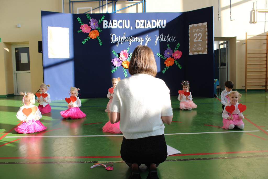 Dzieci z gminy Smyków doceniły babcie i dziadków [zdjęcia]