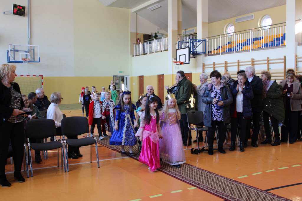Dzieci z gminy Smyków doceniły babcie i dziadków [zdjęcia]