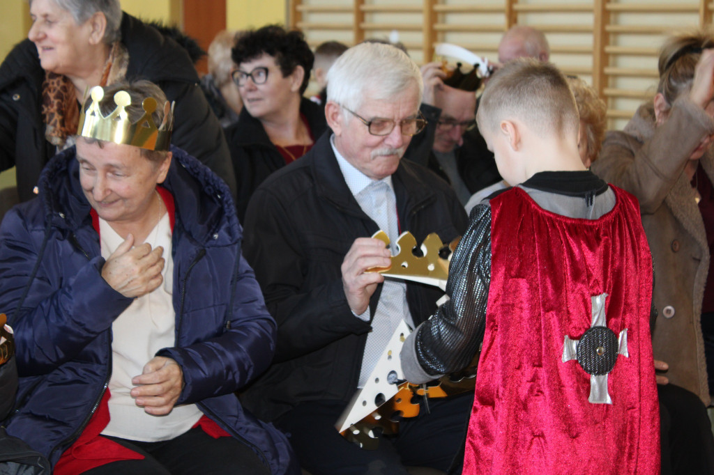 Dzieci z gminy Smyków doceniły babcie i dziadków [zdjęcia]