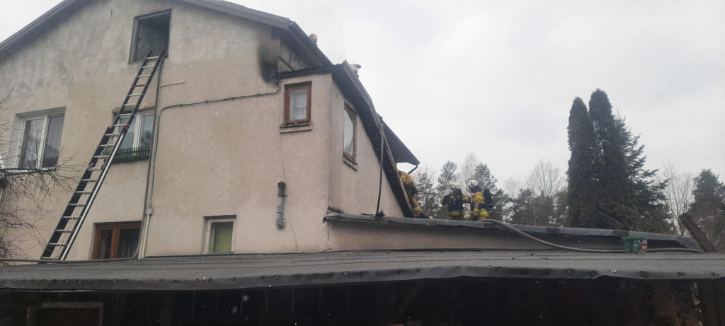 Pożar w Czarnieckiej Górze. Od komina zapaliły się dwa dachy [zdjęcia]