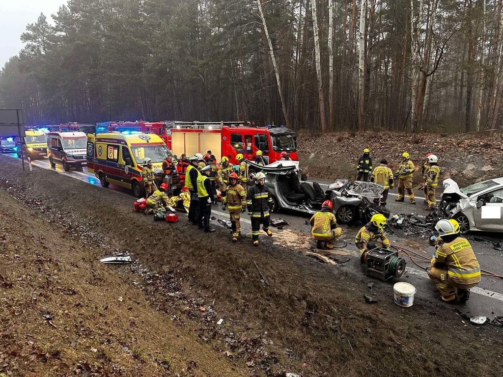 Koszmarny wypadek na drodze krajowej w gm. Ruda Maleniecka [zdjęcia, AKTUALIZACJA]