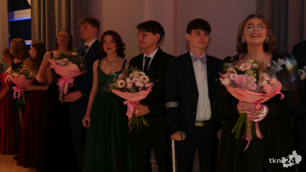 II LO na parkiecie! To największa studniówka w powiecie koneckim [wideo, zdjęcia]