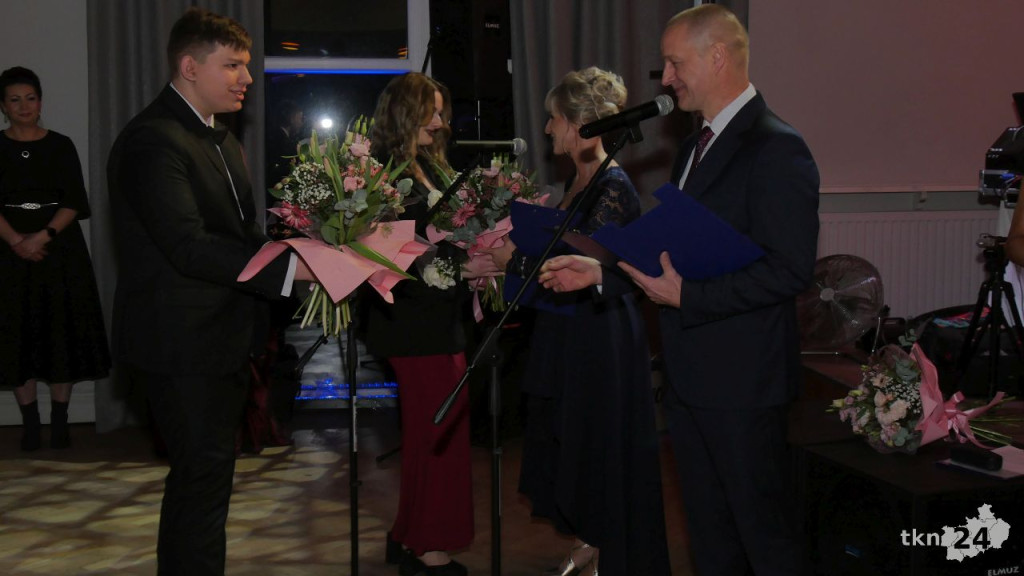 II LO na parkiecie! To największa studniówka w powiecie koneckim [wideo, zdjęcia]