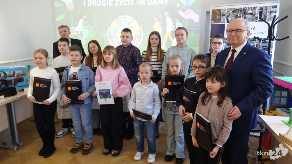 Drugie życie dla odpadów. Konecki samorząd rozstrzygnął ekologiczny konkurs [wideo, zdjęcia]
