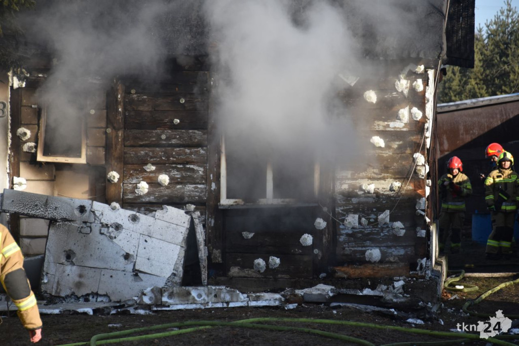 Pożar domu w Pile. Trzy osoby straciły dach nad głową [zdjęcia]