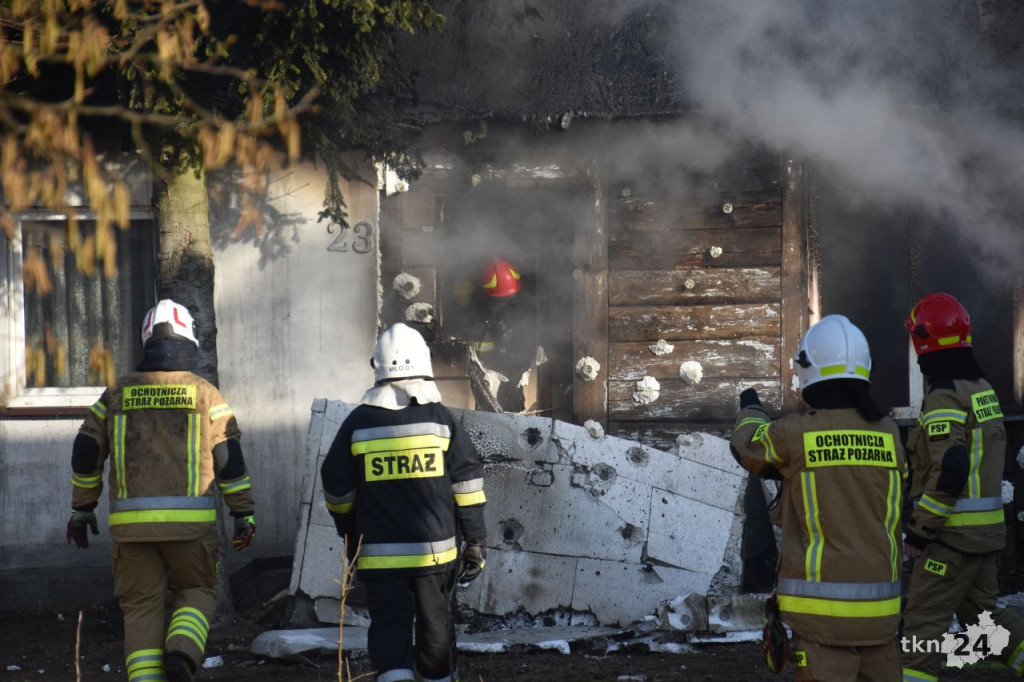 Pożar domu w Pile. Trzy osoby straciły dach nad głową [zdjęcia]