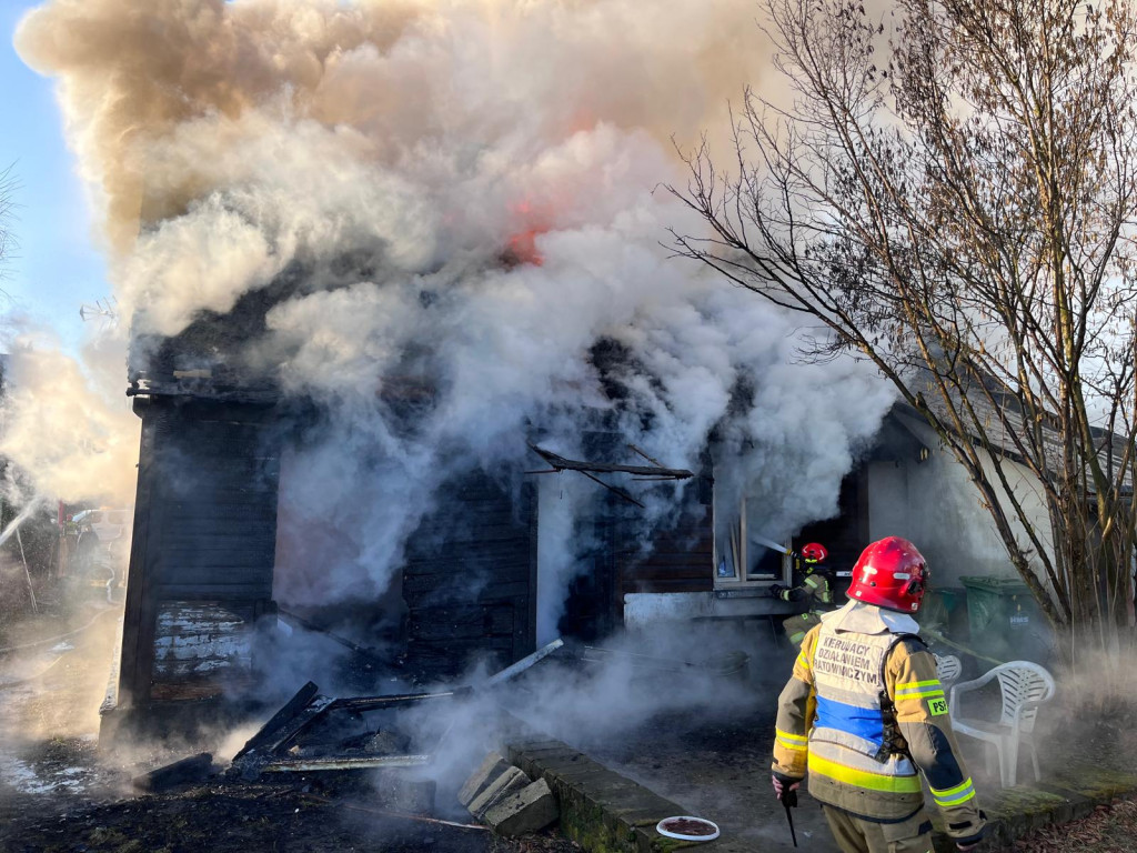 Pożar domu w Pile. Trzy osoby straciły dach nad głową [zdjęcia]