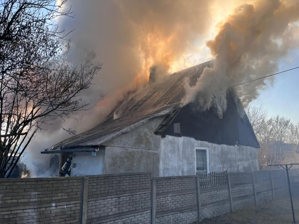 Pożar domu w Pile. Trzy osoby straciły dach nad głową [zdjęcia]