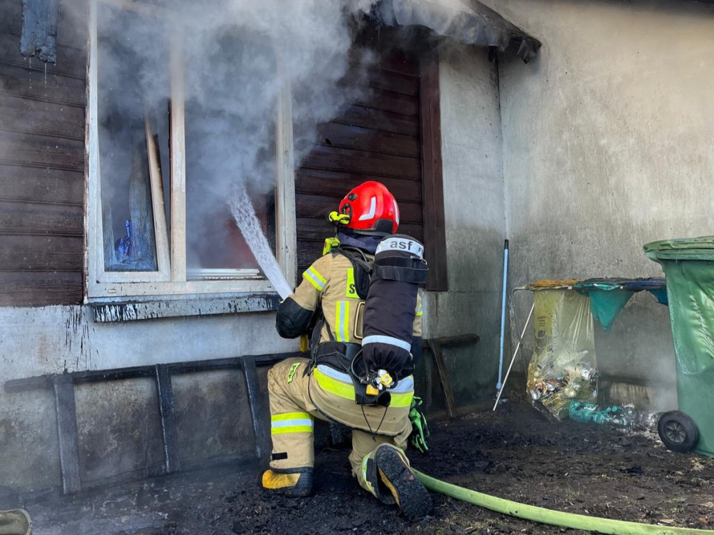 Pożar domu w Pile. Trzy osoby straciły dach nad głową [zdjęcia]