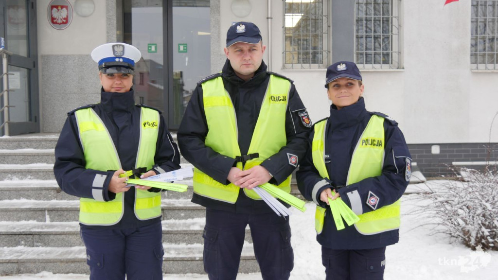 `Odblask na Walentynki`. Konecka policja zwiększała bezpieczeństwo pieszych [wideo, zdjęcia]