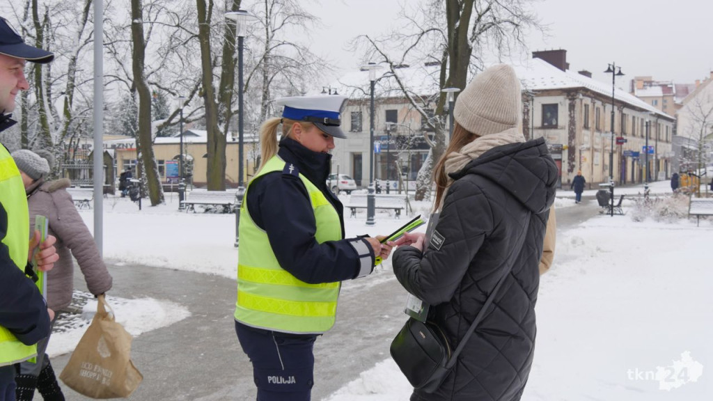 `Odblask na Walentynki`. Konecka policja zwiększała bezpieczeństwo pieszych [wideo, zdjęcia]