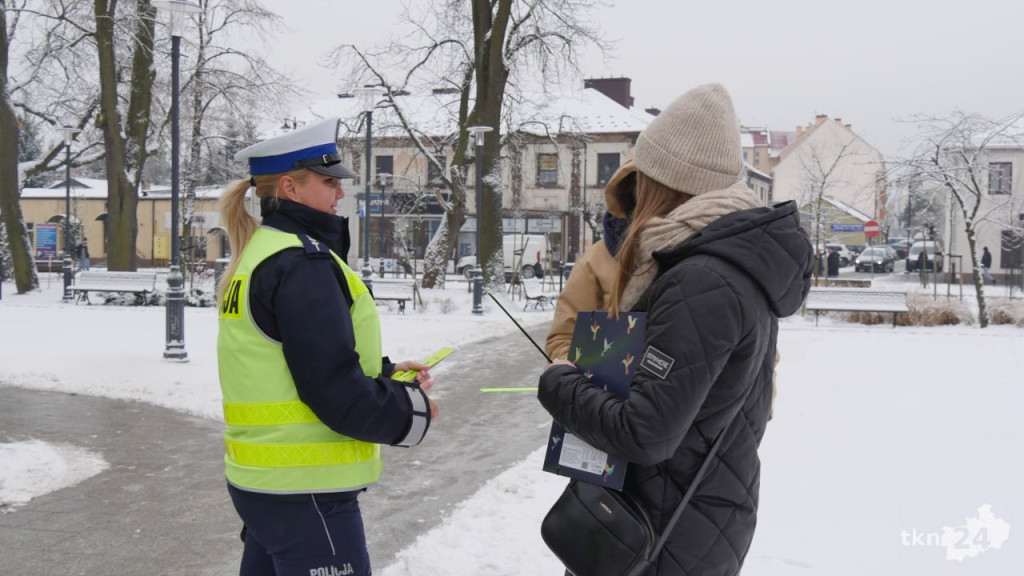 `Odblask na Walentynki`. Konecka policja zwiększała bezpieczeństwo pieszych [wideo, zdjęcia]