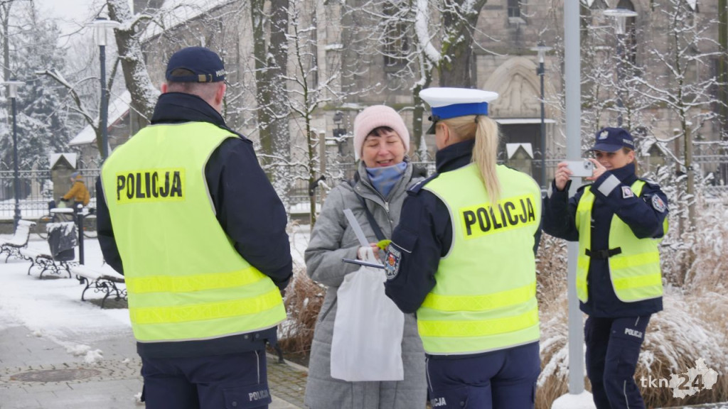 `Odblask na Walentynki`. Konecka policja zwiększała bezpieczeństwo pieszych [wideo, zdjęcia]