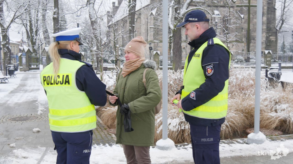 `Odblask na Walentynki`. Konecka policja zwiększała bezpieczeństwo pieszych [wideo, zdjęcia]
