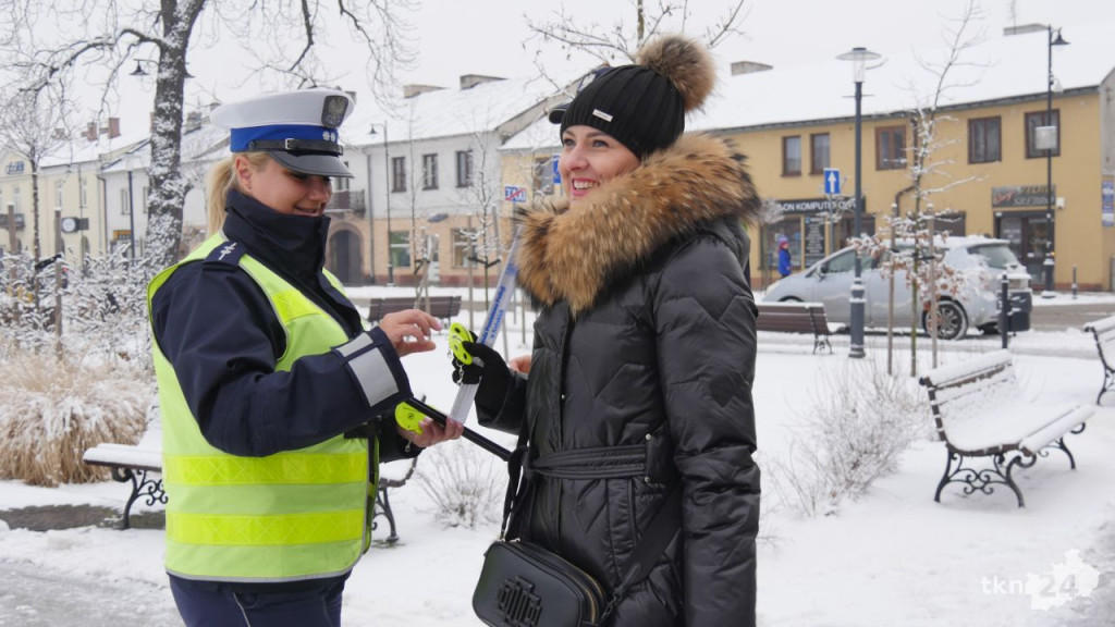`Odblask na Walentynki`. Konecka policja zwiększała bezpieczeństwo pieszych [wideo, zdjęcia]