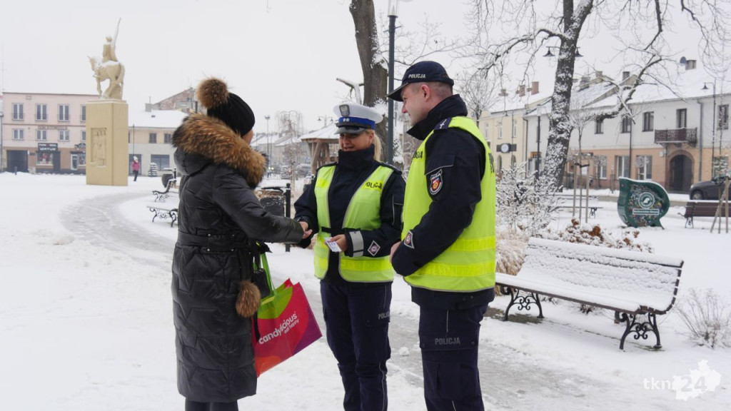 `Odblask na Walentynki`. Konecka policja zwiększała bezpieczeństwo pieszych [wideo, zdjęcia]