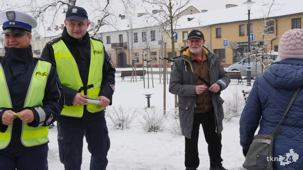 `Odblask na Walentynki`. Konecka policja zwiększała bezpieczeństwo pieszych [wideo, zdjęcia]