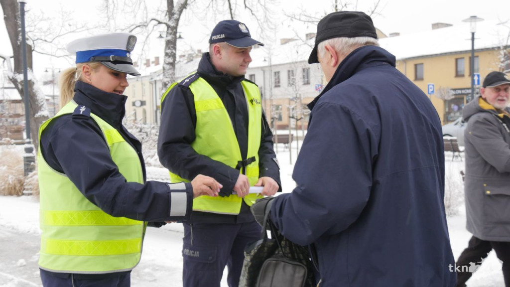 `Odblask na Walentynki`. Konecka policja zwiększała bezpieczeństwo pieszych [wideo, zdjęcia]