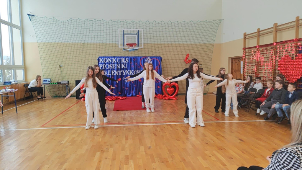 Konkurs walentynkowy w Czermnie. Uczniowie śpiewali piosenki o miłości [wideo, zdjęcia]