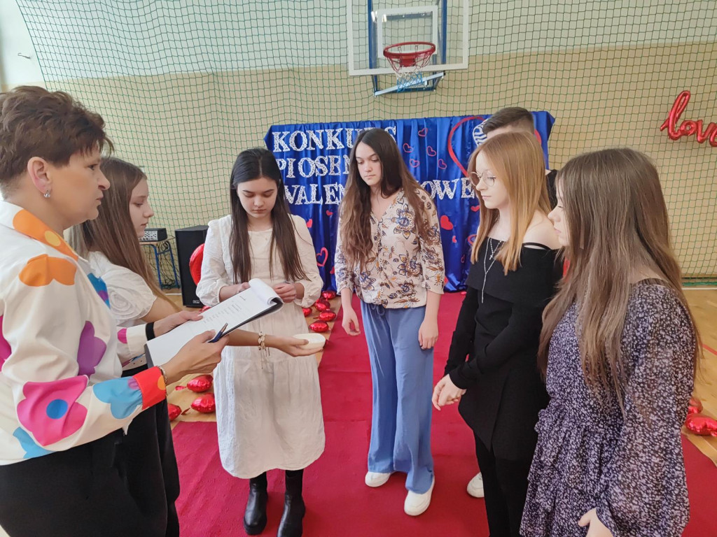 Konkurs walentynkowy w Czermnie. Uczniowie śpiewali piosenki o miłości [wideo, zdjęcia]