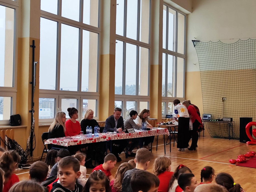 Konkurs walentynkowy w Czermnie. Uczniowie śpiewali piosenki o miłości [wideo, zdjęcia]
