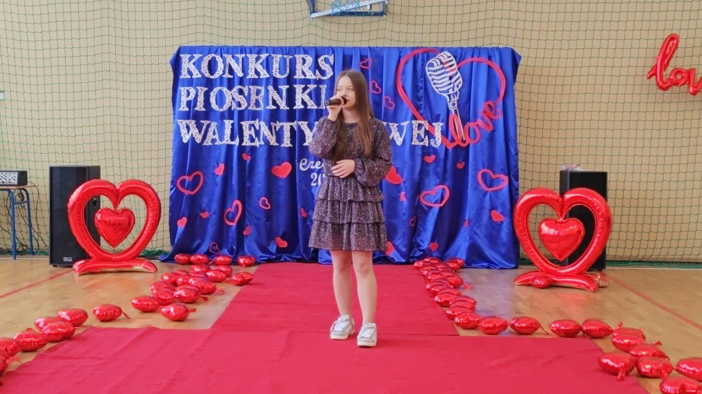Konkurs walentynkowy w Czermnie. Uczniowie śpiewali piosenki o miłości [wideo, zdjęcia]