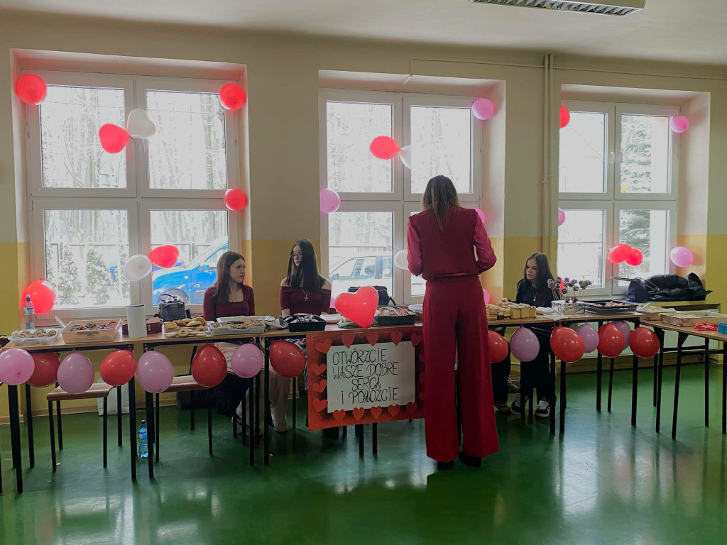 W Nowym Ogólniaku edukowali o profilaktyce raka piersi i zbierali środki dla Alli [zdjęcia]