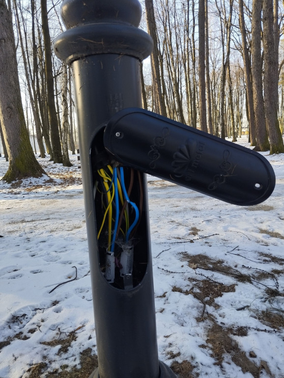 11 lamp uszkodzonych w koneckim parku. To skutek wandalizmu