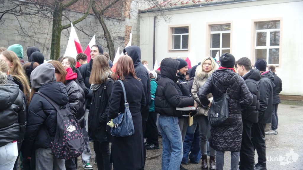 Kilkaset osób wzięło udział w VI Powiatowym Marszu Pamięci Żołnierzy Wyklętych [wideo, zdjęcia]