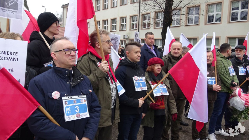 Kilkaset osób wzięło udział w VI Powiatowym Marszu Pamięci Żołnierzy Wyklętych [wideo, zdjęcia]